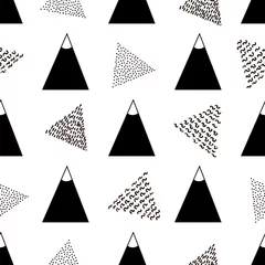 Fotobehang Bergen Naadloze patroon met zwarte berg en driehoeken op de witte achtergrond.