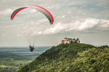 Gleitschirmflieger am Hohenneuffen