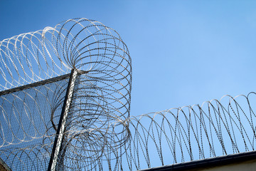 Stacheldraht, Natodraht, Überwindungsschutz 