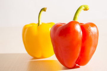 赤色と黄色のパプリカ