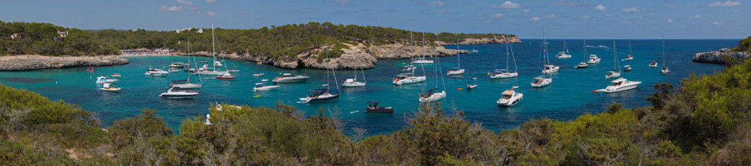 Fototapeta na wymiar Boats in the bay of Cala Mondrago on Mallorca 