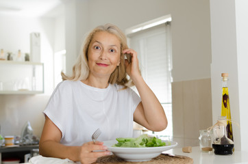 Obraz na płótnie Canvas Woman eating green salad for lunch
