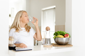 Obraz na płótnie Canvas Woman drinking glass of water