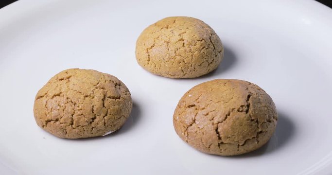 Dolci da pasticceria Amaretti con spicchi di limone su un piatto rotante. Vista macro.