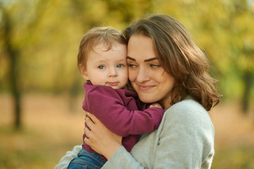 Fototapeta na wymiar Mom and daughter in an autumn park