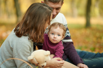 Obraz premium Family at a picnic in a park, Concept autumn and rest