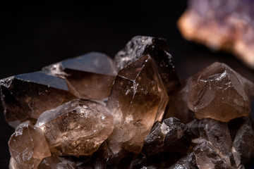 Rhombische Kristalle eines Amethyst