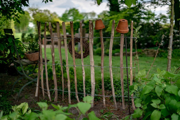 Gartendeko - Zaun aus Stöckern, Naturleistenzaun