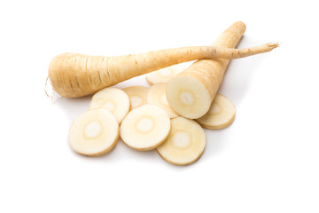 Pastinake petersilienwurzel isoliert freigestellt auf weißen Hintergrund, Freisteller