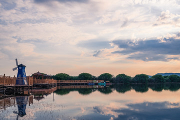 Obraz premium Sunset over Hongsong Lake