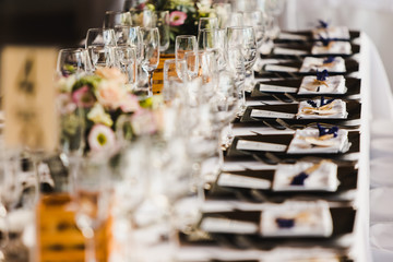 Beautiful centerpieces with vintage decoration for weddings.