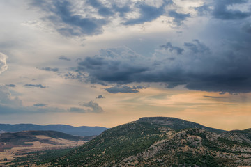 Paisaje de montaña al atardecer. Castilla La Mancha. España.