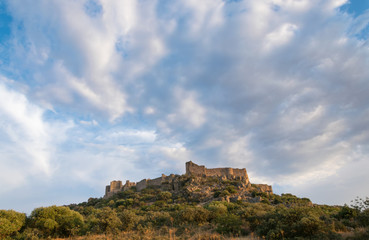 Paisaje de un castillo medieval sobre una montaña. Castilla La Mancha. España.