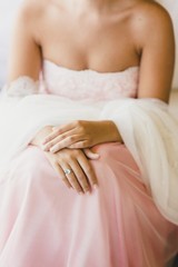 Obraz na płótnie Canvas Detail of a white and elegant wedding dress.