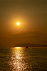 Fototapeta premium Sonnenaufgang Gold Gelb mit Meer und Fähre Schiff