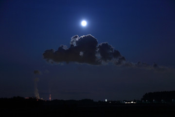 Elektrownia, fabryka w nocy w świetle księżyca w pełni nad chmurą pary. - obrazy, fototapety, plakaty