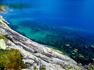 Blauer See in der Nähe von Storsteinen (Norwegen)