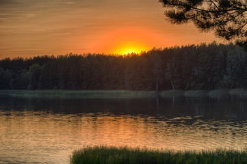 Zachód słońca nad malowniczym jeziorem