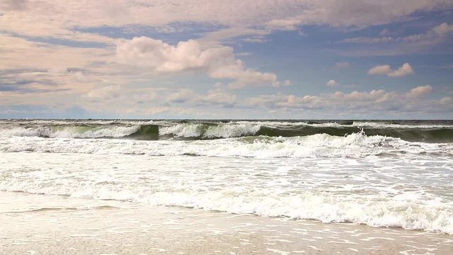 Piękne fale na plaży nad Morzem Bałtyckim w Polsce