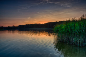 Zachód słońca nad malowniczym jeziorem