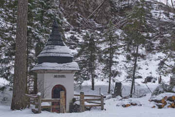 ośnieżona kapliczka w Dolinie Kościeliskiej wśród drzew © Jarek Witkowski