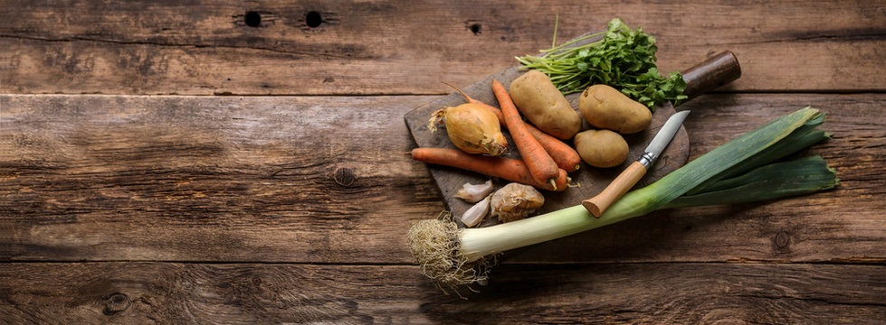 assortiment de l&eacute;gumes sur planche rustique 