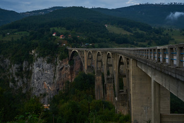 Fototapeta na wymiar Tara Schlucht Brücke
