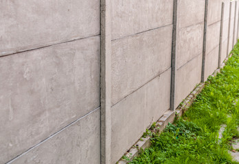 Betonowy płot przy zielonej trawie © olekgraf
