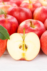 Äpfel Apfel Frucht Früchte Obst geschnitten mit Blättern Hochformat Hintergrund