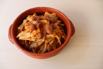 tagliolini e fagioli in tegame di terracotta
