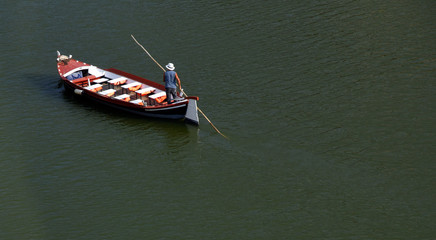 Einsames Boot mit Gondoliere und Stake auf dem Arno in Florenz