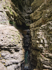 Gesicherter Weg durch eine tiefe Schlucht