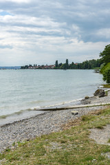 Obraz premium Wunderbarer Sommertag am Ufer des Bodensees. Klares Wasser und schöne Steine