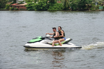 Heureux jeune couple appréciant et s& 39 amusant à faire du jet ski. Côte tropicale du Sri Lanka