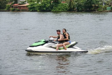 Photo sur Aluminium Sports nautique Heureux jeune couple appréciant et s& 39 amusant à faire du jet ski. Côte tropicale du Sri Lanka