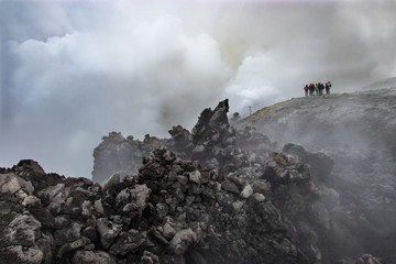 Escursionisti in cima al Vulcano Etna