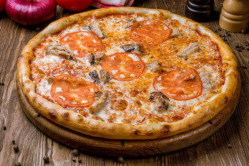 Pizza with tuna and red onion