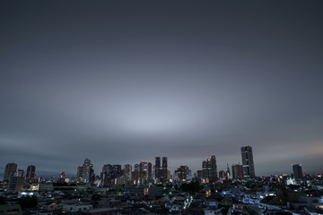 【新宿高層ビル群】夜・雲に覆われる