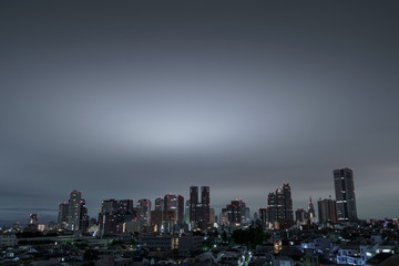 【新宿高層ビル群】夜・雲に覆われる