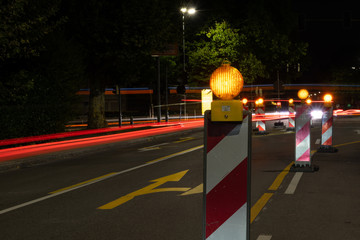 Straßenschilder einer Baustelle bei Nacht