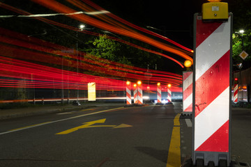 Warnschilder im Straßenverkehr bei Nacht