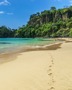 A bela praia da Ba&iacute;a do Sancho em Fernando de Noronha