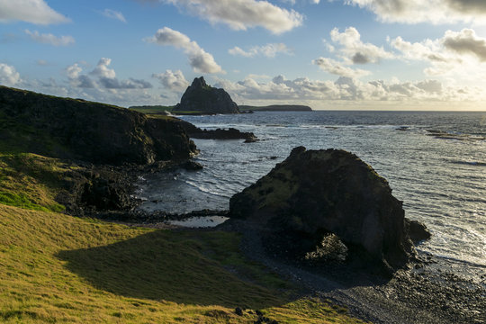 Amanhecer a partir da forma&ccedil;&atilde;o rochosa Buraco da Raquel em Fernando de Noronha