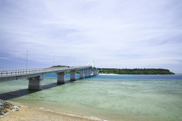 Fototapeta premium Sesoko Bridge resting on Sesokujima in Okinawa prefecture headquarters town