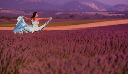 Fototapeta na wymiar woman in lavender flower field