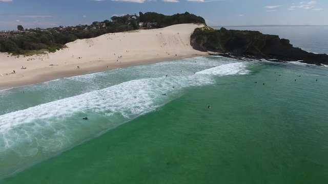 Luftaufnahme - seitlicher Blick auf den Strand aus Richtung Ozean