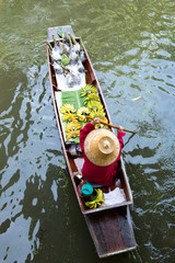 Obraz premium Sellers are rowing at the floating market.