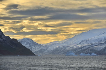 Fototapeta na wymiar Mountain landscapes of Greenland.