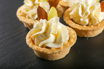 Tartlet with cream, grape and almond