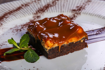 Caramel brownie cake